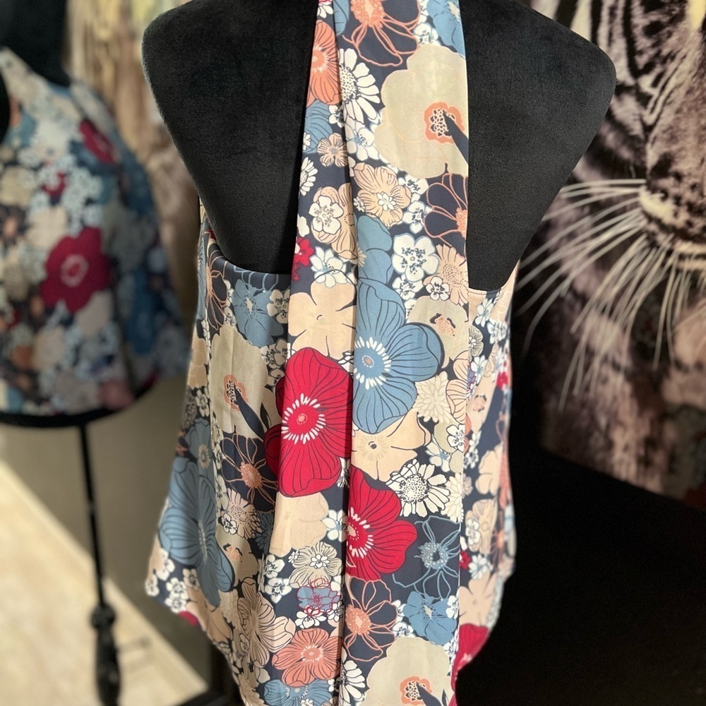 💙LIKE NEW LOFT FLORAL BLOUSE WITH KEYHOLE IN FRONT. SZ XS💙